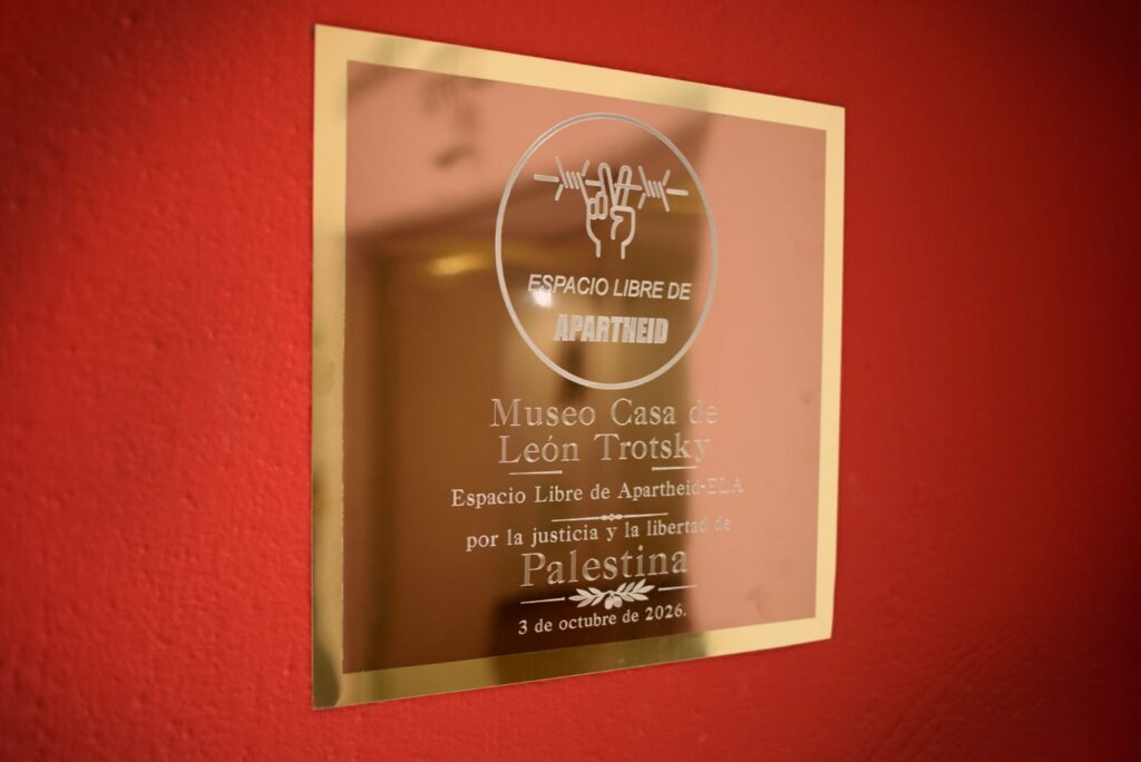 Placa Espacio Libre de Apartheid instalada en la entrada del Museo
